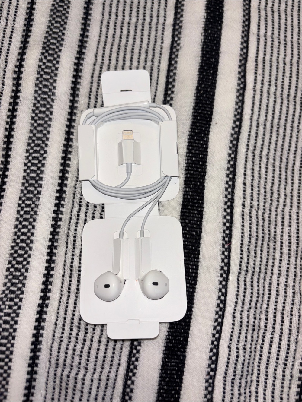 Apple EarPods White Lightning Earphones with Remote and Mic New